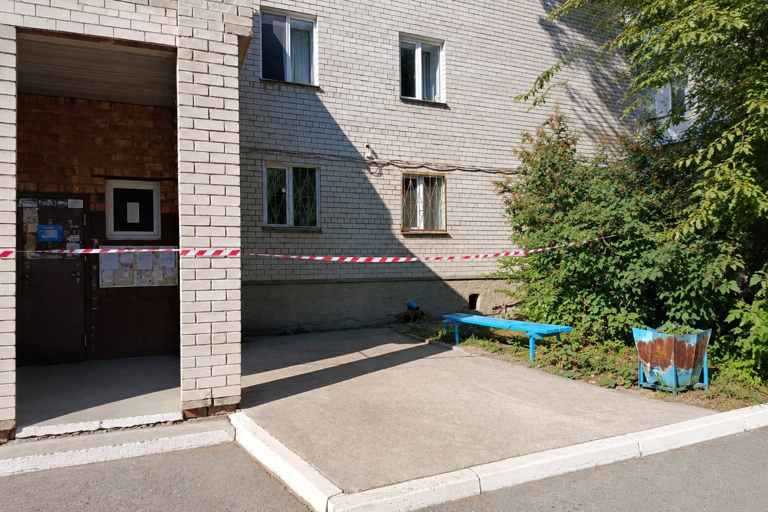 Жители многоэтажки в Усть-Каменогорске опасаются обрушения части фасада