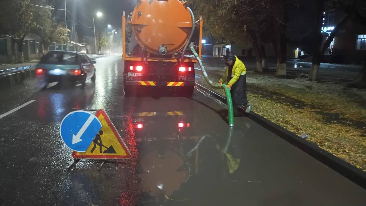 В Усть-Каменогорске дорожники впервые за сезон приступили к зимней уборке