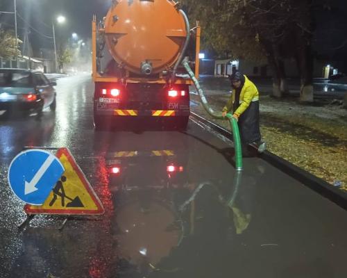 В Усть-Каменогорске дорожники впервые за сезон приступили к зимней уборке