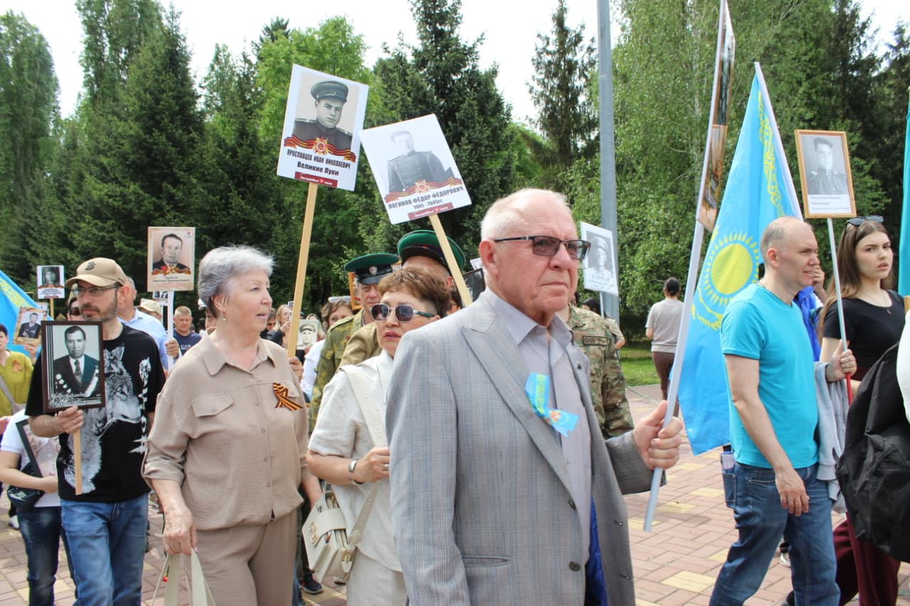 В Усть-Каменогорске жители вновь вышли с портретами фронтовиков к Мемориалу Славы