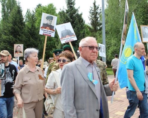В Усть-Каменогорске жители вновь вышли с портретами фронтовиков к Мемориалу Славы