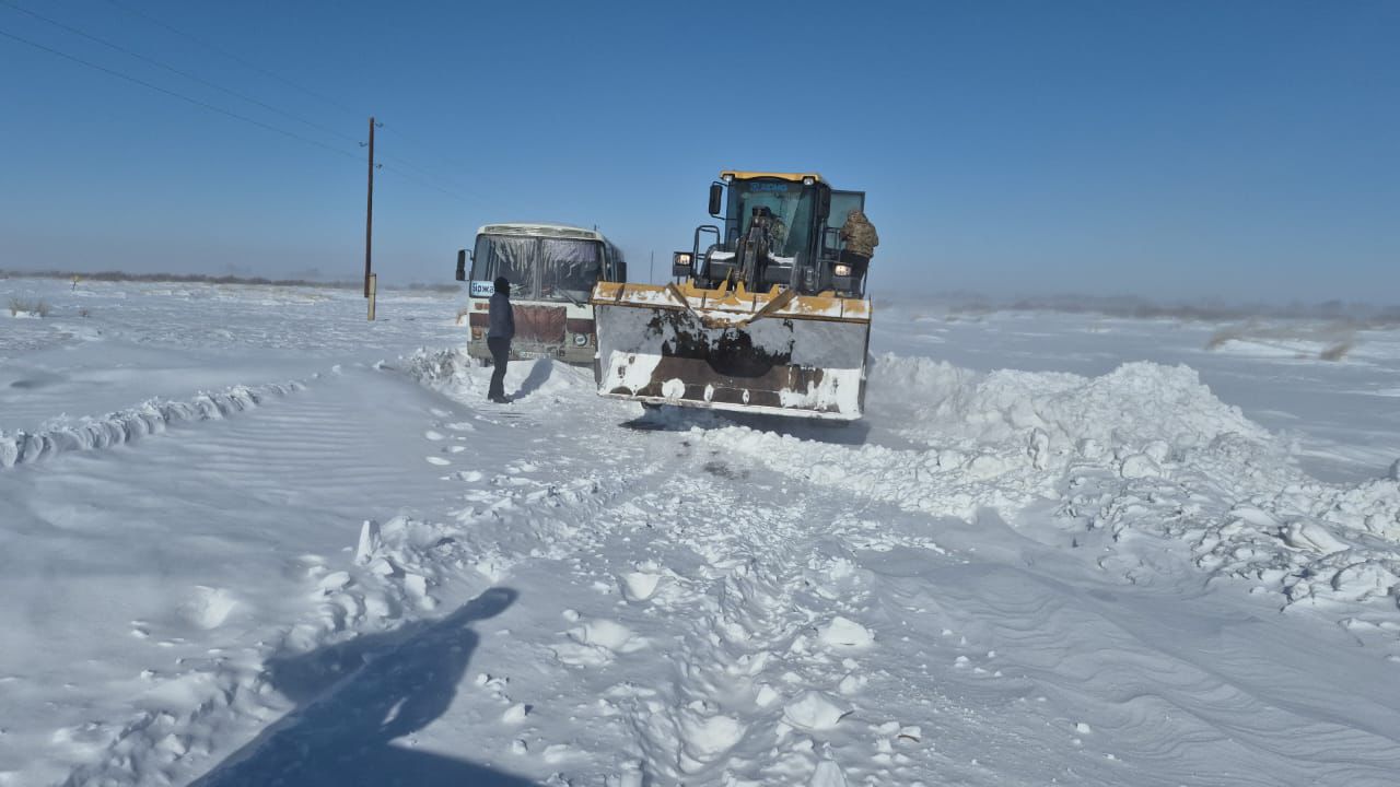 В ВКО автобус увяз в снежном заносе